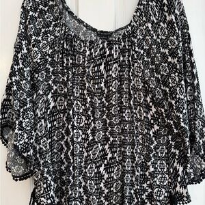 New Directions Black and White Geometric Blouse